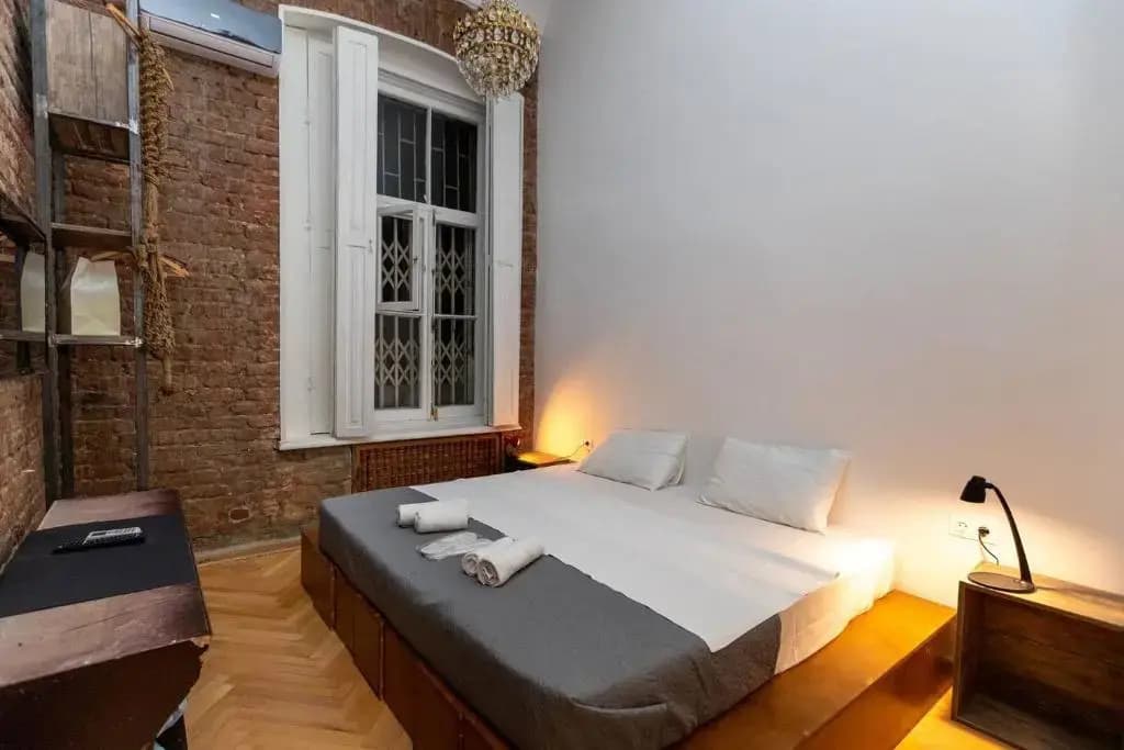 Wehost apartment with Fireplace - photo 6