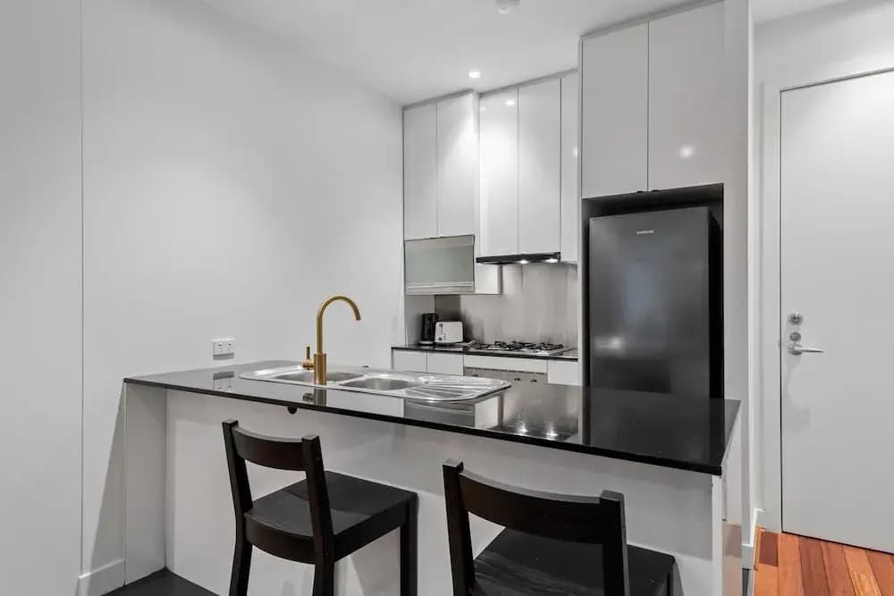 Stylish and Spacious 2-bed Apartment Melbourne - photo 5