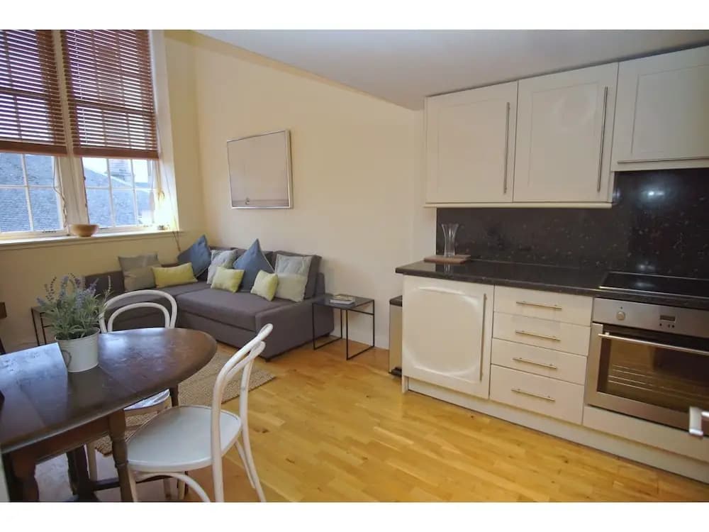 Bright, Spacious Old Town Flat for 6 - photo 12