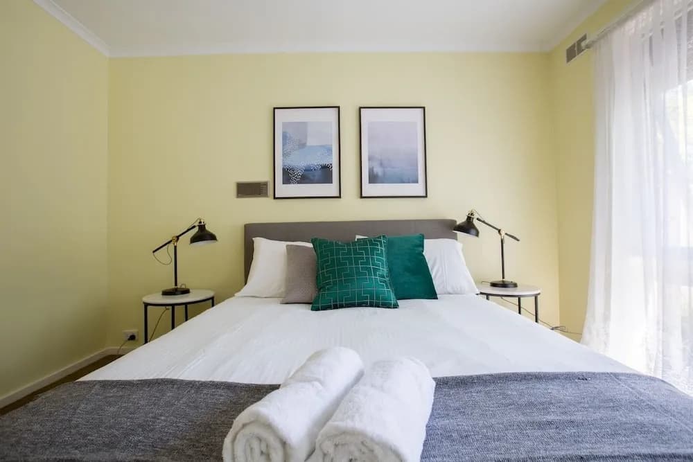 Spacious Comfortable Home in Wheelers Hill+pool - photo 3