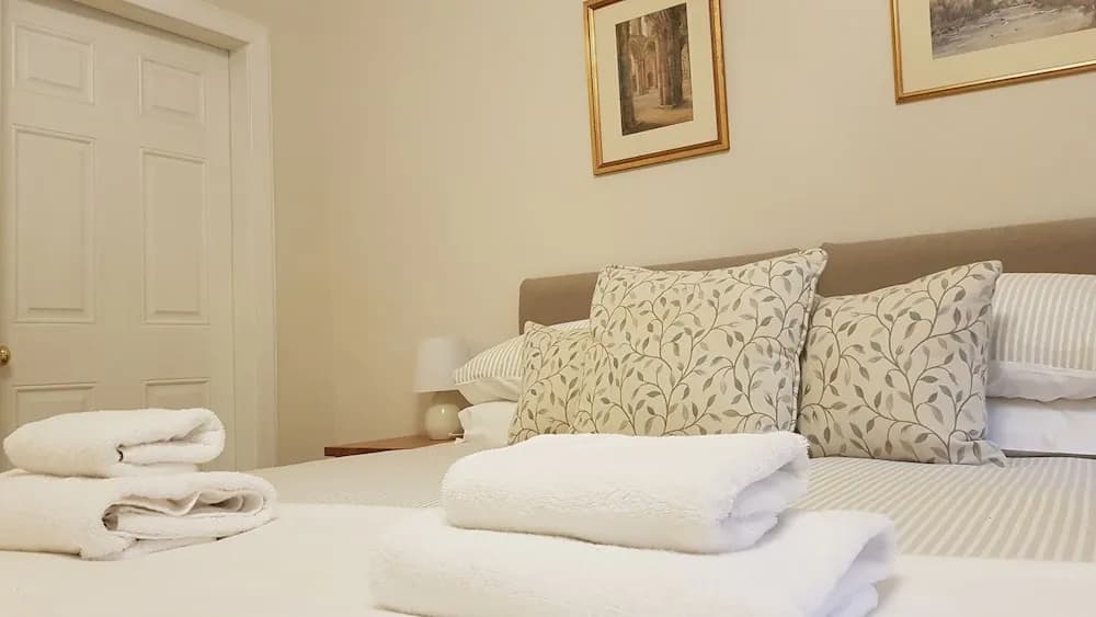 Authentic Central 3-Bedroom Apartment - photo 4