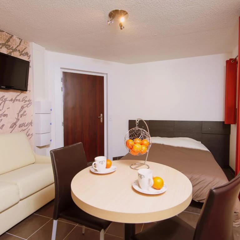 Villa Serafina Apartments - photo 2