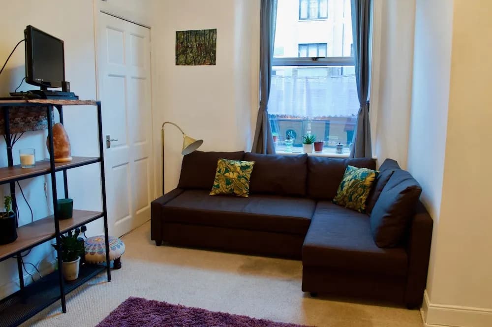 Ground Floor 1 Bedroom Flat - photo 4