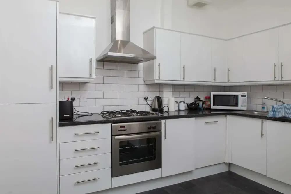 Stylish 3 Bedroom Flat - photo 13