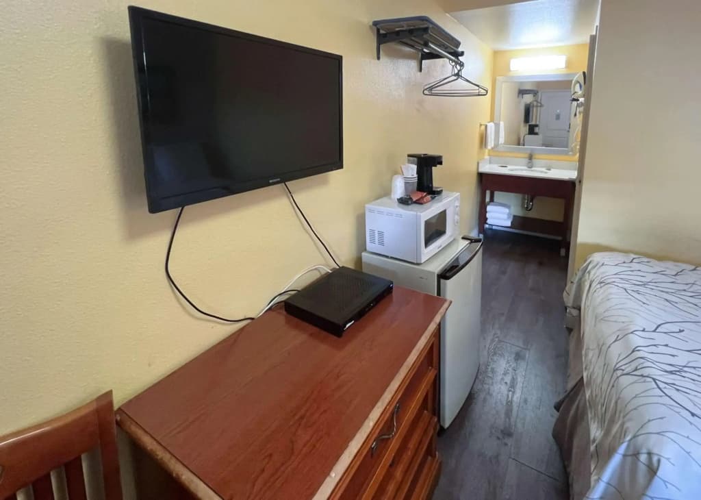 Van Ness Inn - photo 19