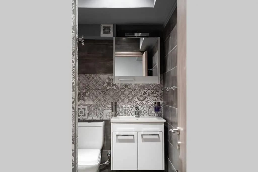 Superb suite on Aiolou street - photo 8