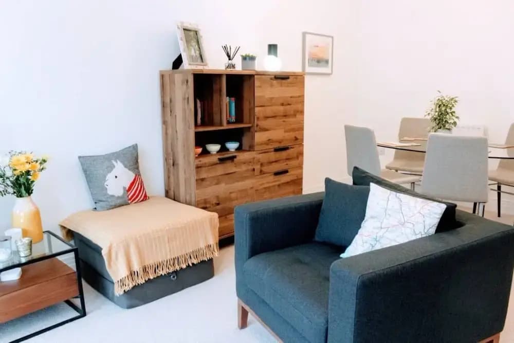 1 Bedroom Apartment With Free Parking Sleeps 2 in City Centre - photo 2