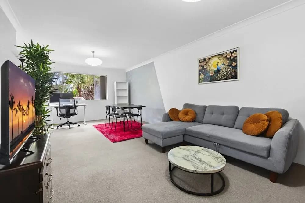 Bright Marrickville Flat With Balcony & Parking - photo 8