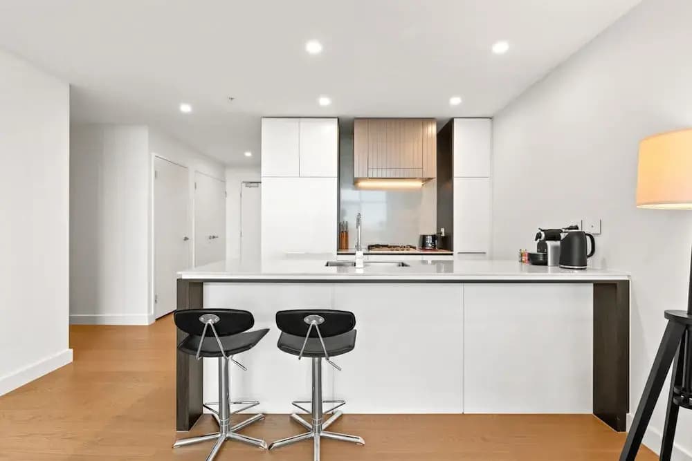 Chic 1-bed With Pool by River, Ferry & Amenities - photo 2