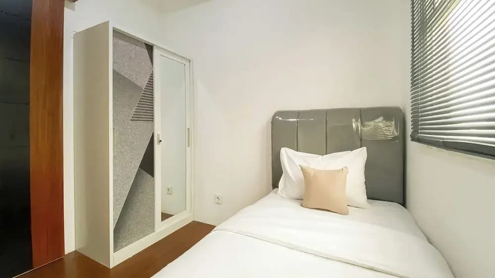 Good Choice and Homey 2BR Apartment at Belmont Residence Puri - photo 21