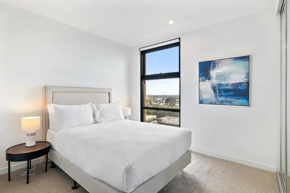 Renovated 2-bed Apartment With Balcony - photo 2