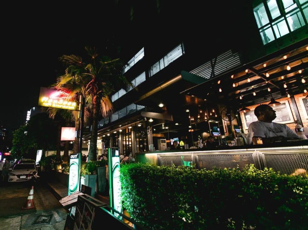 Adelphi Suites Bangkok - photo 35