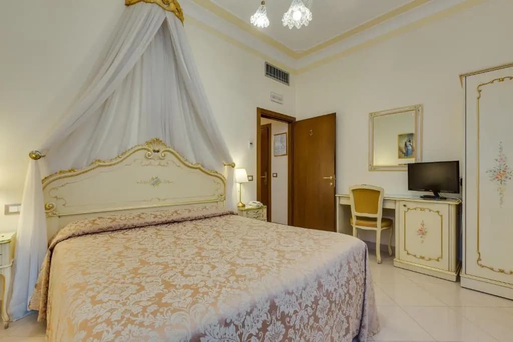 Hotel At Leonard - photo 4