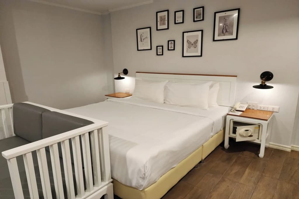 J Place Hotel - photo 2