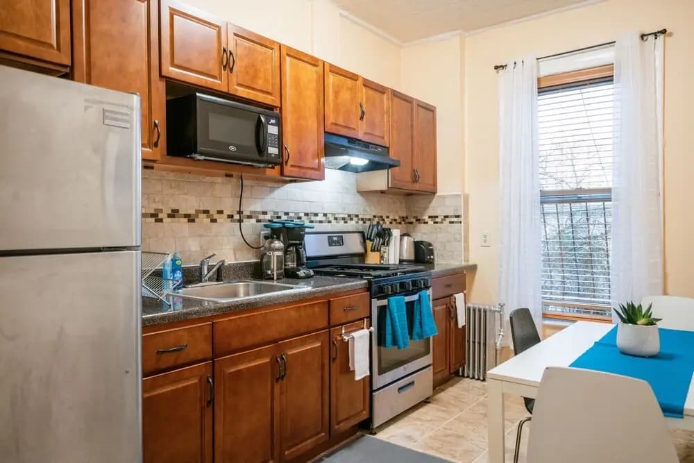 Spacious 3 Bdrm Close To Trains & Shops - photo 5