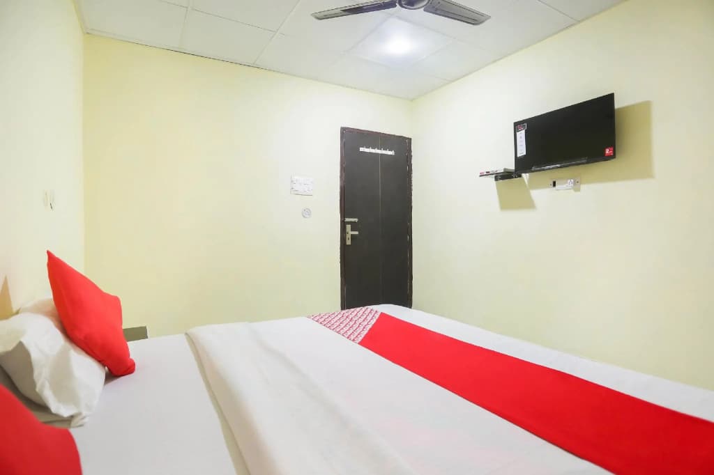 Collection O O 76442 Hotel Surya Plus - photo 1