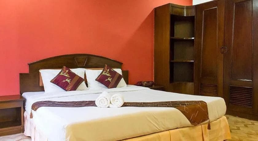 Baan Natacha Beachfront Guesthouse - photo 4