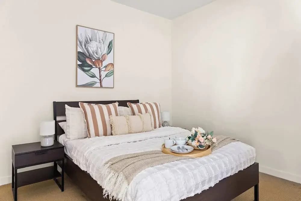 Cozy & Chic 2BR Apt Walk to Melbourne Central - photo 4
