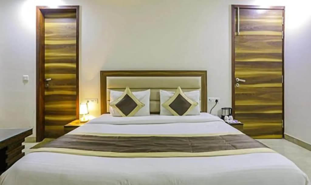 Fabhotel White House Bnb - photo 4