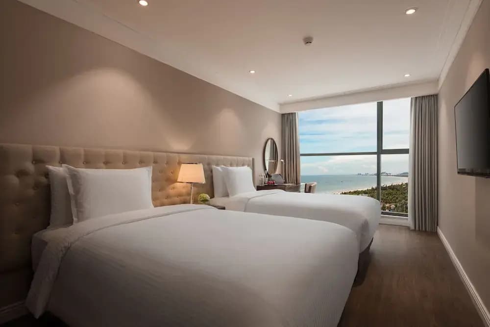 Brand New 2bdr Suite Rooftop Pool - photo 2