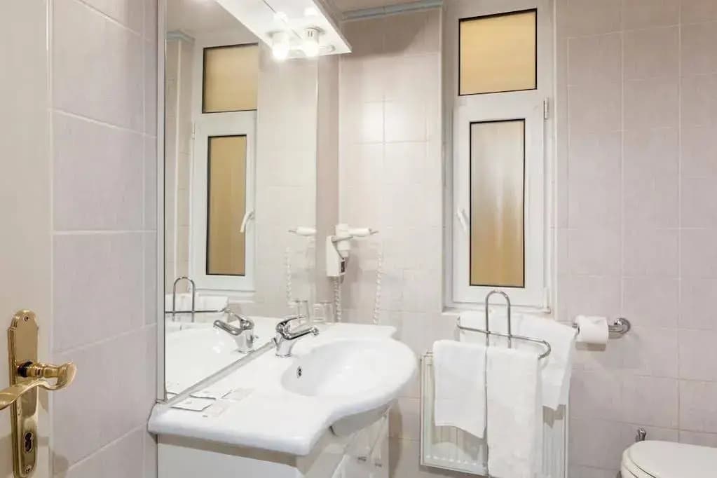 Hotel La Madeleine - photo 8