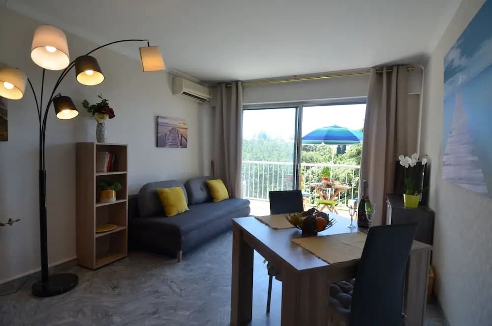 Large studio 4 persons with balcony Valrose district in Nice - photo 2