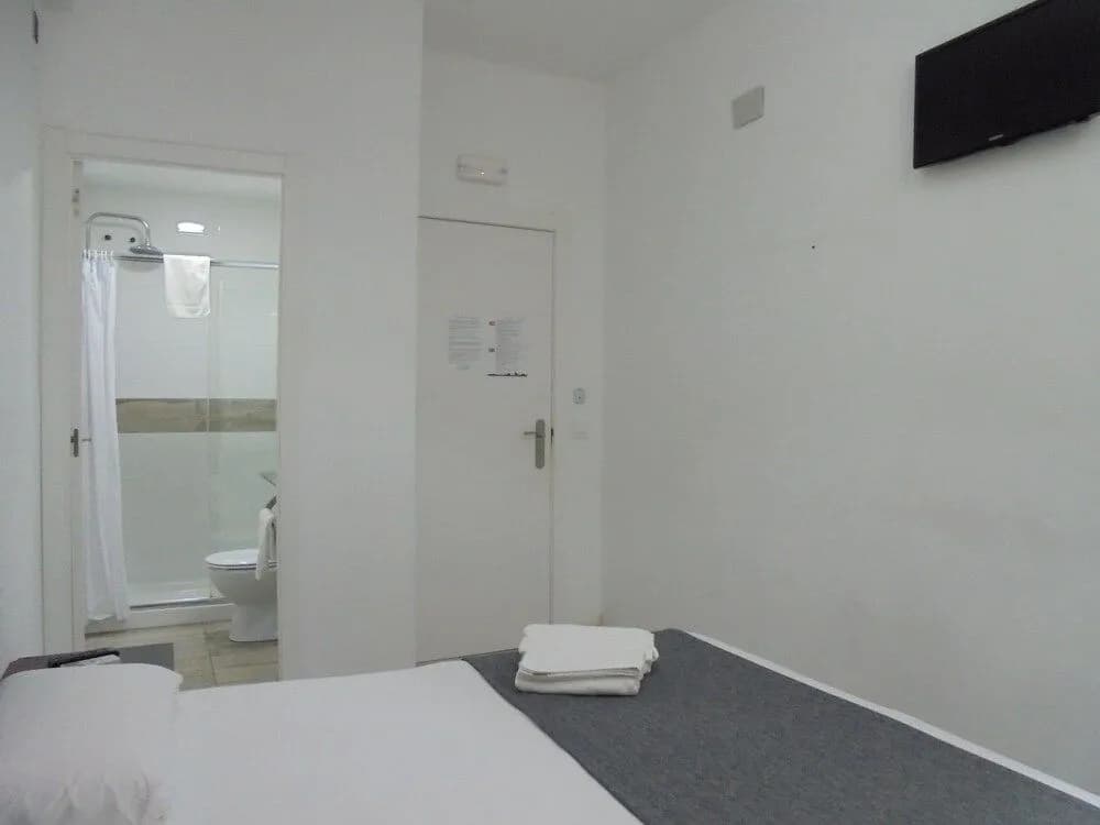 Hostal Easy Sants - photo 4