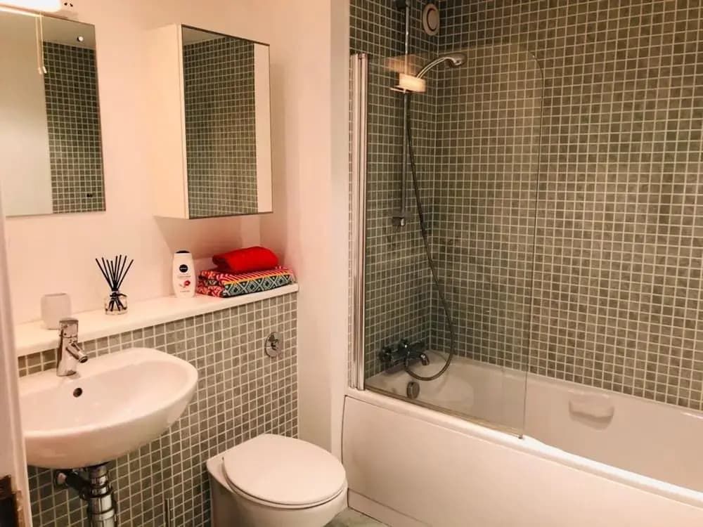 Remarkable 2 Bed Apartment in Edinburgh - photo 19