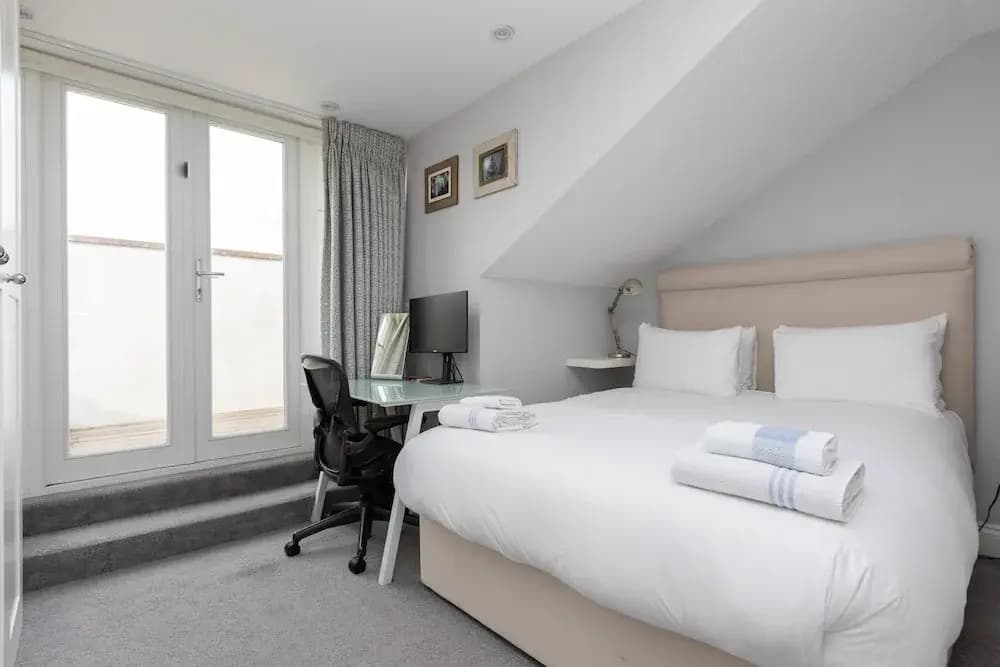 Spacious 3 Bedroom in Notting Hill With Balcony - photo 5