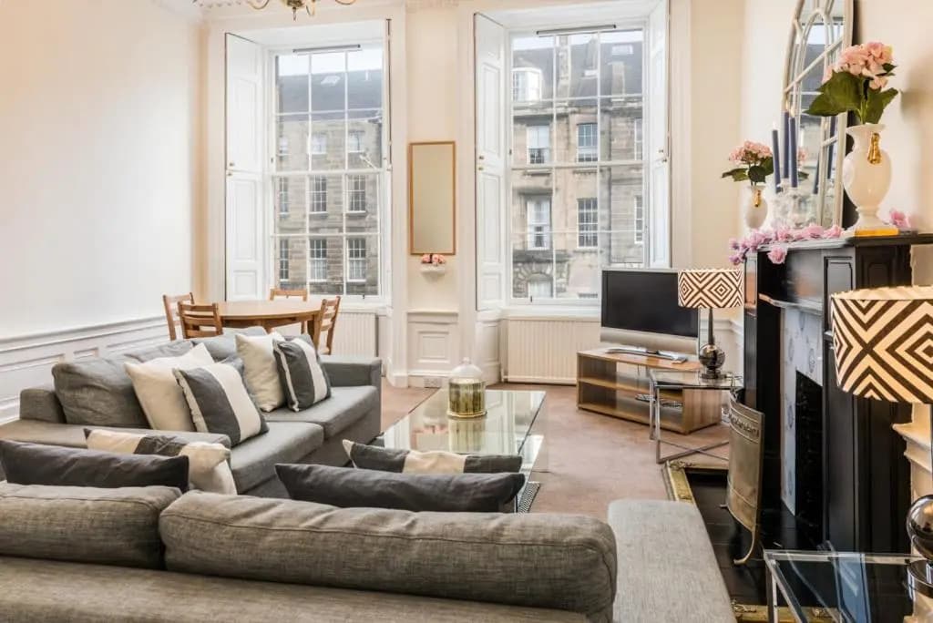 Central SPACIOUS NewTown 2-6ppl STUNNING - main photo