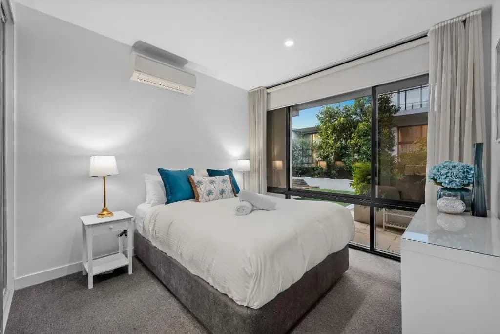 StayCentral Northcote Townhouse With Study - photo 5