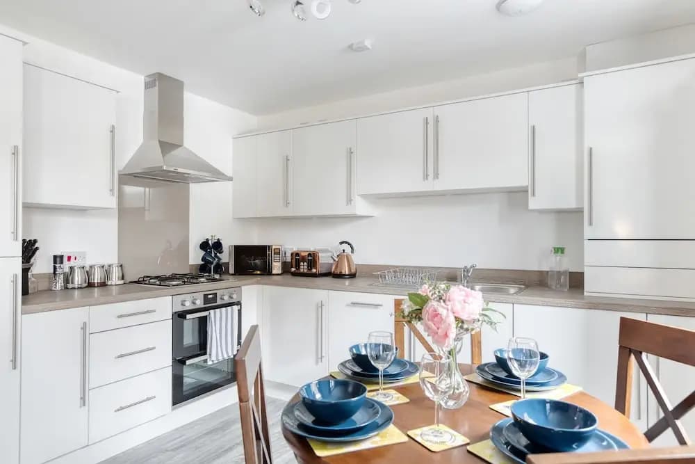 Modern 2 Bed Apartment in Central City - photo 8
