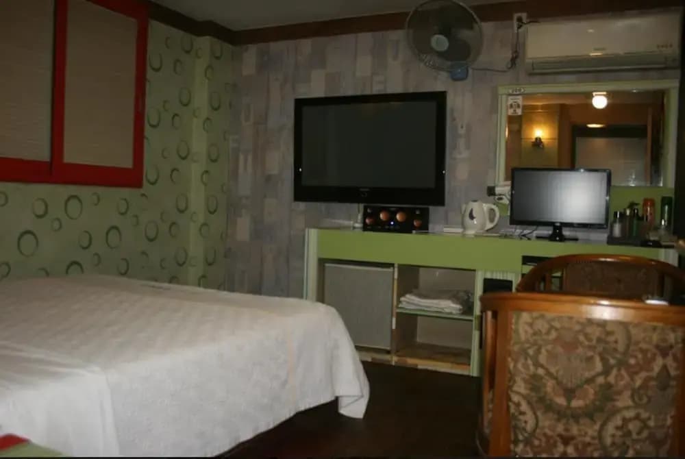 Renaissance Motel - photo 6