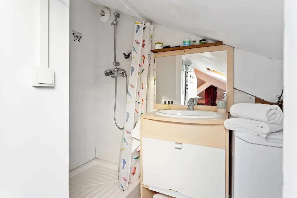 Spacious and Bright Duplex Located in the 19th - photo 8
