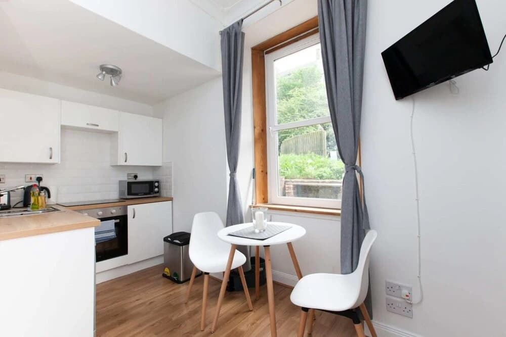 Studio Flat In Canonmills - main photo