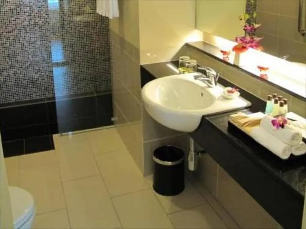 Swiss Garden Residence SS Suite - photo 8