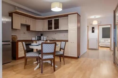 Modern 3 Br Apt with Balcony - photo 13