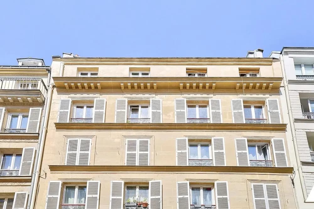 Charming 2 Room Apartment Near Square Louise-michel - photo 1