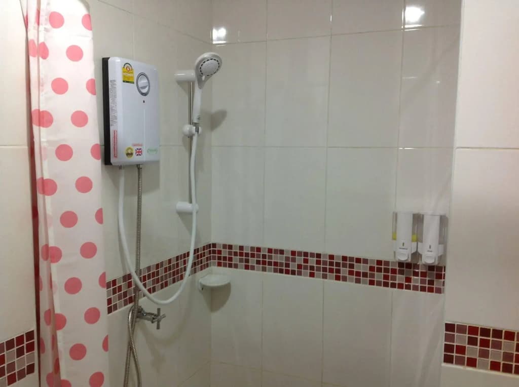 Beehive Patong Hostel - photo 7