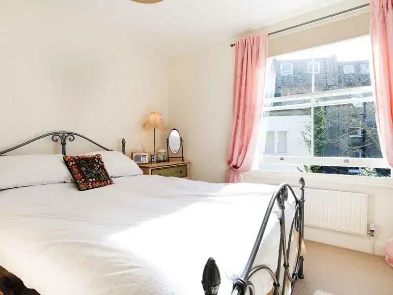 Veeve  Light And Open 2 Bed House Moore Park Road Fulham - photo 3