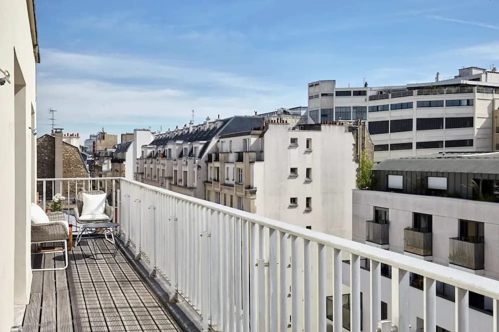 Stunning 2BR Home With Balcony in Batignolles - photo 10