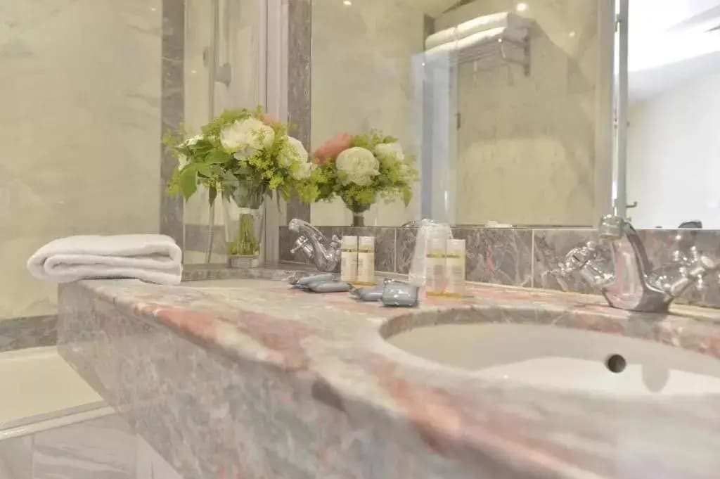 Hotel Unic Renoir Saint Germain - photo 9