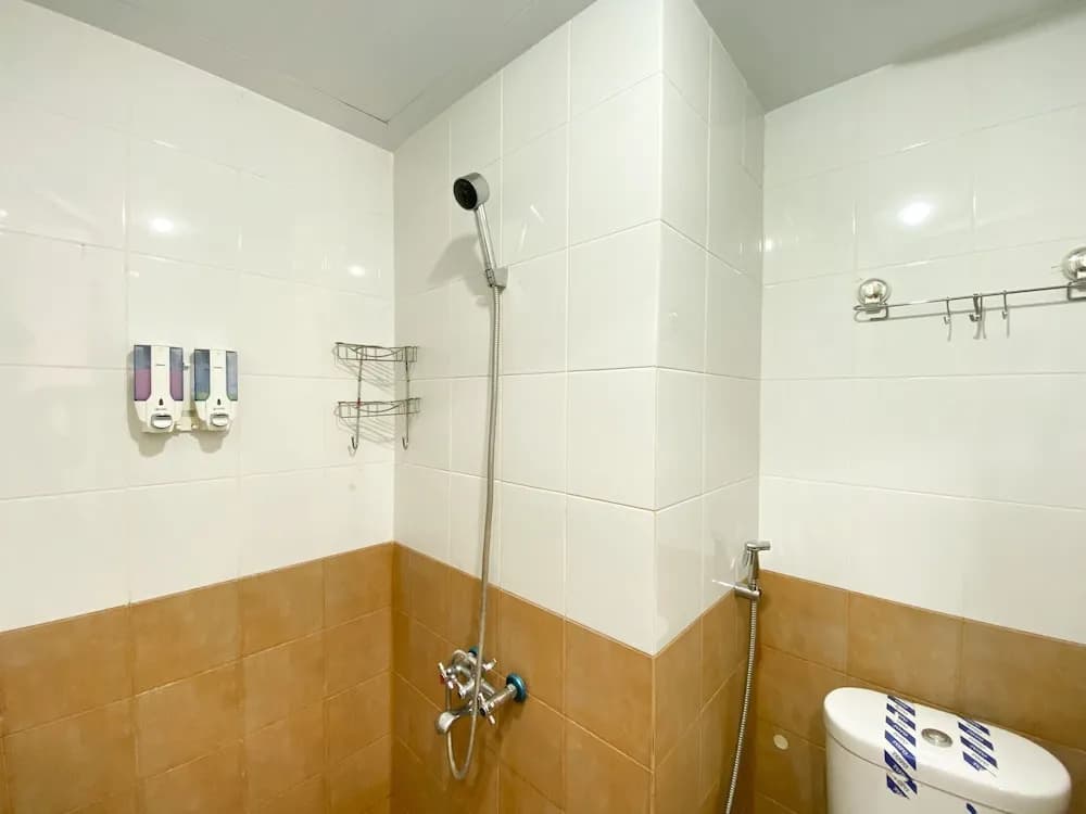 Comfort And Strategic 2Br At Green Pramuka City Apartment - photo 7