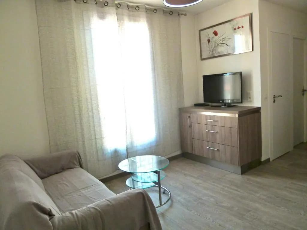 New 1 bedroom apt place Garibaldi - main photo
