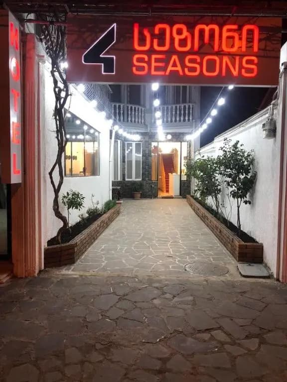 4 Seasons Hotel - photo 3