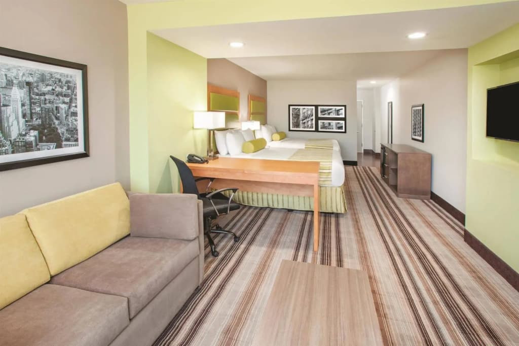 La Quinta Inn & Suites Far Rockaway - JFK Airport - photo 6