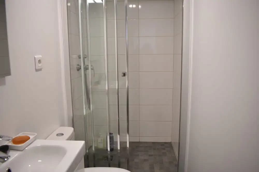 Spacious 3 Bedroom Apartment - photo 7
