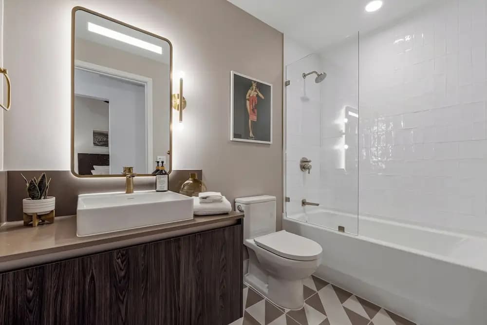 Elegant Studio with Panoramic City Views - photo 11