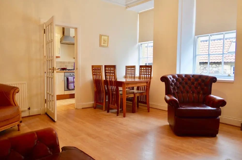 Central 3 Bedroom Flat - photo 9