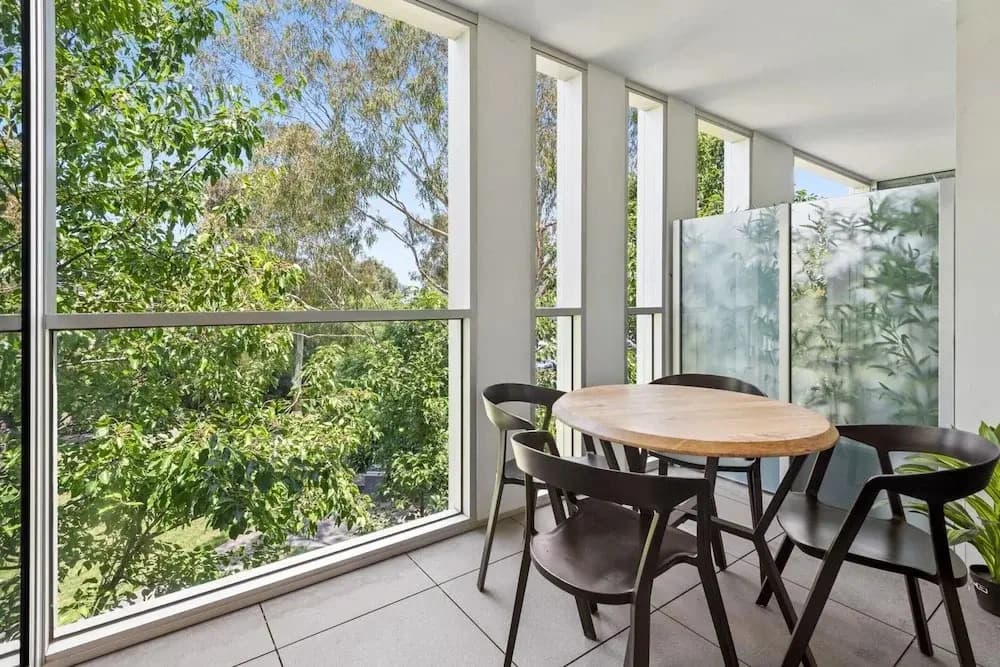 Chic 2-bed With Free Parking in South Yarra - photo 6